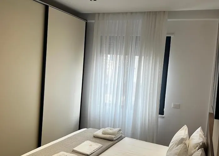 Lägenhet Luxe Haven New Bazzar 4 Tirana